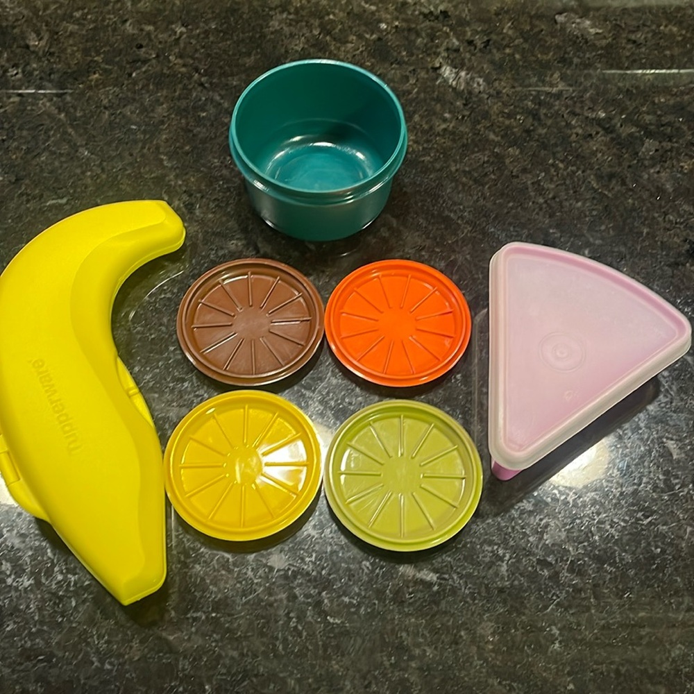 Tupperware bundle (4 vintage coasters) (banana keeper) (slice of pie keeper)